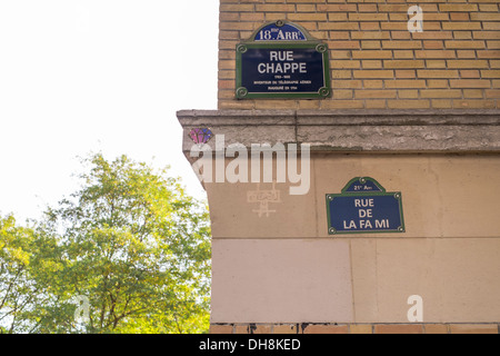 Straßenecke in Paris, Rue Chappe mit Rue De La Fa Mi Stockfoto