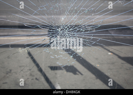Glas gebrochen Risse Splitter vor dem Busbahnhof Stockfoto