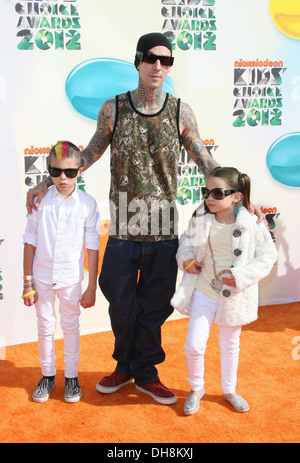 Travis Barker mit Sohn Landon Asher und Tochter Galen Center - Ankünfte Los gehalten Alabama Luella 2012 Kids Choice Awards Stockfoto