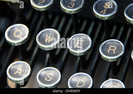 Nahaufnahme von weiß auf schwarz antike Schreibmaschine Schlüssel. Stockfoto