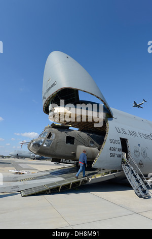 Vereinigte Staaten Armee CH - 47D Chinook-Hubschrauber und deren Komponenten sind aus einer C - 5M Super Galaxy von der 436th Luftbrücke Flügel am 29. Oktober 2013, Dover Air Force Base, Del. entladen Die Hubschrauber wurden in Afghanistan eingesetzt und sind in den Vereinigten zurückgegeben wird Stockfoto