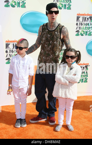 Travis Barker mit Sohn Landon Asher und Tochter Galen Center - Ankünfte Los gehalten Alabama Luella 2012 Kids Choice Awards Stockfoto