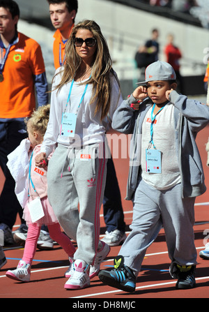 Princess Tiaamii Katie Price und Harvey Preis Gold Challenge Olympia Stadion Event statt im Olympic Park in Stratford London Stockfoto