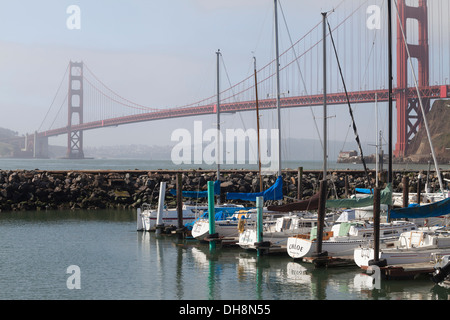 Segelboote vor Anker im Horseshoe Bay in Fort Baker, San Francisco, Kalifornien, USA, Nordamerika. Stockfoto