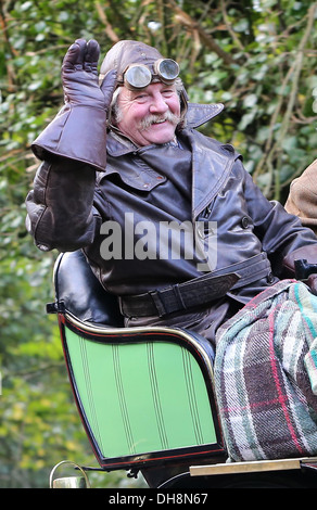 Wettbewerber Kopf oben während der jährlichen London nach Brighton Veteran Car Rallye Clayton Hill in der Nähe von Brighton. Stockfoto