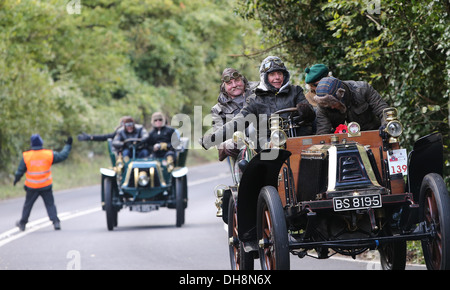 Wettbewerber Kopf oben während der jährlichen London nach Brighton Veteran Car Rallye Clayton Hill in der Nähe von Brighton. Stockfoto