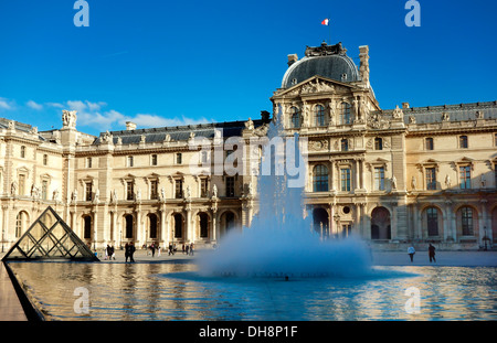 Brunnen und Glas Pyramide vor dem Louvre Stockfoto