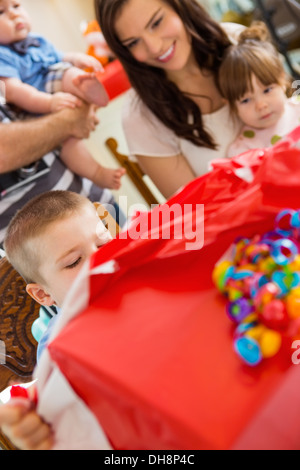 Birthday Boy Eröffnung-Geschenk-Box Stockfoto