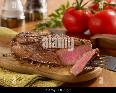 In Scheiben gegrillt Tri Tip Steak auf Schneidebrett Stockfoto