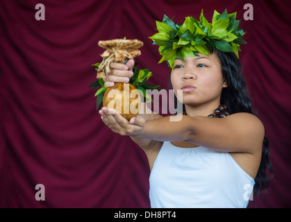 Tänzerin mit traditioneller Kleidung führt hawaiianische Tanz in jährlichen Hoolaulea Pacific Islands Festival in Henderson Nevada Stockfoto