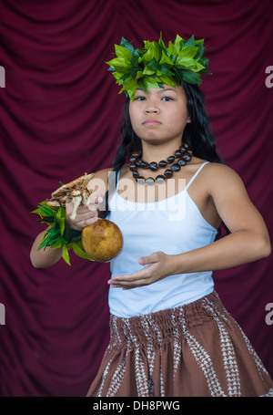 Tänzerin mit traditioneller Kleidung führt hawaiianische Tanz in jährlichen Hoolaulea Pacific Islands Festival in Henderson Nevada Stockfoto