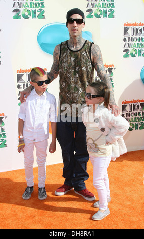 Travis Barker mit Sohn Landon Asher und Tochter Galen Center - Ankünfte Los gehalten Alabama Luella 2012 Kids Choice Awards Stockfoto