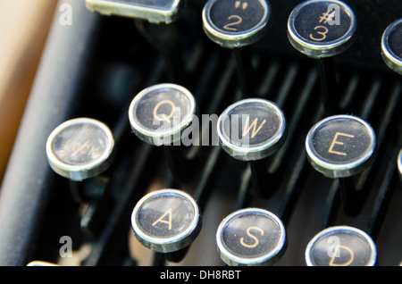 Nahaufnahme von weiß auf schwarz antike Schreibmaschine Schlüssel. Stockfoto