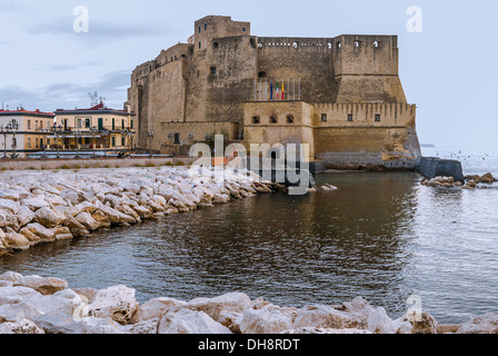 Castel OVO (Ei Schloss) eine mittelalterliche Festung in der Bucht von Neapel, Italien. Stockfoto