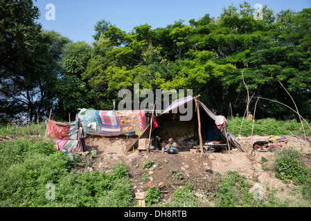 Niedrigere Kaste Indianerin sitzen ihre Bender / Zelt / shelter. Andhra Pradesh, Indien. Stockfoto