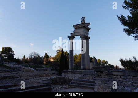 Römische Tempel in der zerstörten römischen Stadt von Glanum Saint-Rémy-de-Provence Alpilles Provence Stockfoto