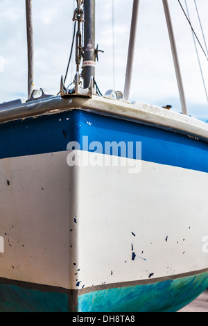 Nahaufnahme des Rumpfes einer Yacht im Trockendock warten auf Wartung und Reparatur. Stockfoto