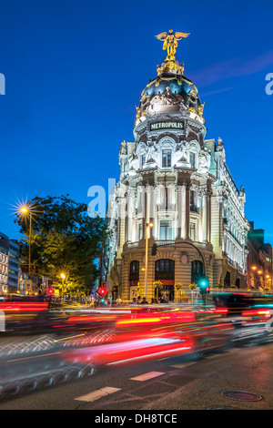 Strahlen der Ampel auf der Gran via Straße in Madrid bei Nacht. Spanien, Europa. Stockfoto