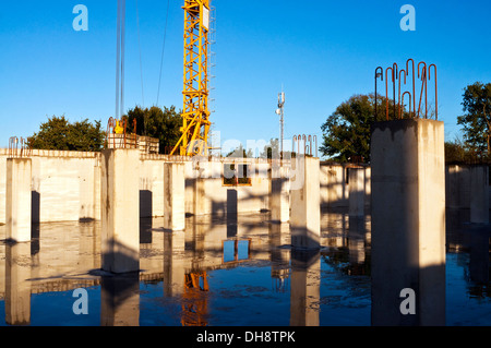 Neue Stahlbetonwände und Spalten auf Fabrik Baustelle - Frankreich. Stockfoto