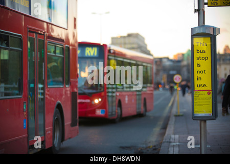 Bushaltestelle, Waterloo Bridge, London, England, Vereinigtes Königreich Stockfoto