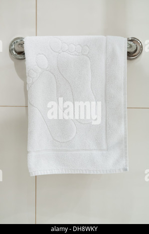 Sauberen, weißen Tuch auf einem Kleiderbügel bereit Stockfoto