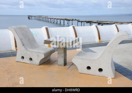 zwei konkrete Sitze und eine konkrete Schachtisch board Stockfoto