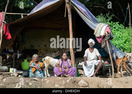 Niedrigere Kaste indischen Familie sitzen in ihren Bender / Zelt / shelter. Andhra Pradesh, Indien. Stockfoto