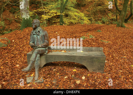 Robert Burns Statue und Birks Aberfeldy im Herbst, Aberfeldy, Perthshire Stockfoto