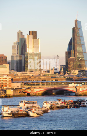 Blick von der City of London, Bankenviertel, einschließlich der Gurke, Walkietalkie und Cheesegrater Gebäude, London, UK Stockfoto