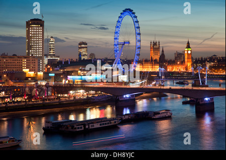 Skyline von London Nacht einschließlich der Houses of Parliament, London Eye und South Bank und Boote auf der Themse Stockfoto