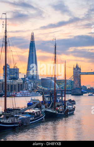 Die Tower Bridge und The Shard Fluss Themse London England in der Nacht Stockfoto