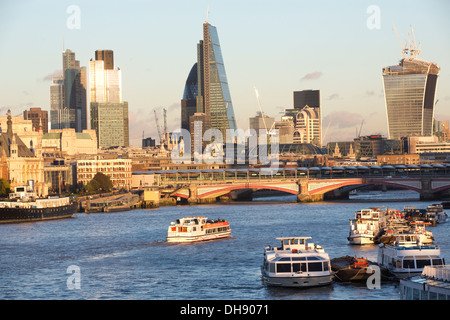 Blick von der City of London, Bankenviertel, einschließlich der Gurke, Walkietalkie und Cheesegrater Gebäude, London, UK Stockfoto