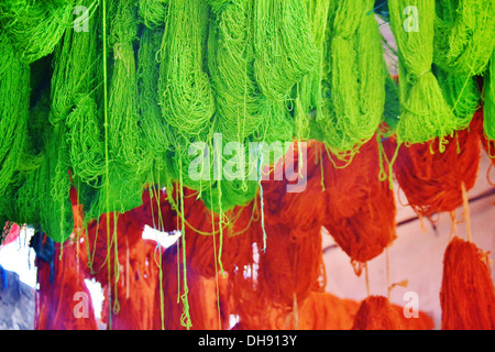 Schöne Farben in Marrakesch, Garn hängen vor den Ständen, trocknen. Stockfoto