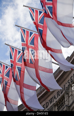 White Ensign Royal Navy maritime Fahnen von Admiralty Arch in London Stockfoto