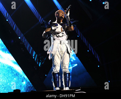 Aston Merrygold JLS führt auf der Bühne während Sport Relief-Konzert in der O2 Arena London England - 24.03.12 Stockfoto