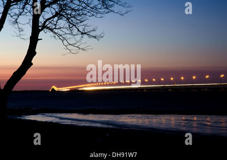 Brücke in Dämmerung Stockfoto