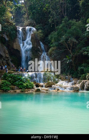 Vertikale Ansicht von Touristen in die malerische Kuang Si Wasserfälle in Laos paddeln. Stockfoto