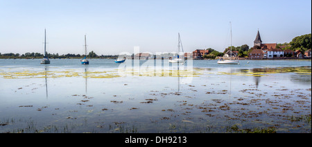 Segelboote im Hafen bei Ebbe, Bosham, Sussex, UK. Die Kirche im Hintergrund. Stockfoto