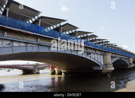 Solar Blackfriars Bridge. Stockfoto