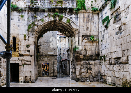 Das Innere der doppelten Tore der monumentale Tor Nord, (Zlatna Vrata), einst der Haupteingang Diokletian Palast Stockfoto