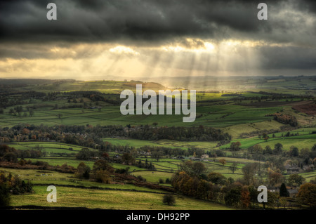 Sonnenstrahlen über große Moorlandschaft im Peak District im Herbst Stockfoto