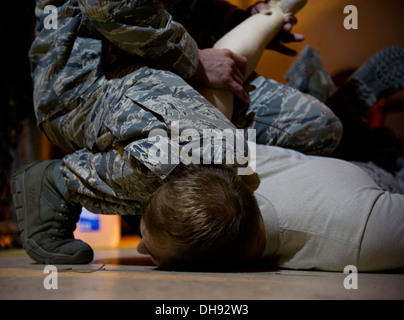 Staff Sgt William Mack, 91. Security Support Squadron taktische Reaktion Kraft Mitglied veranschaulicht, wie einen Angreifer zurückzuhalten Stockfoto