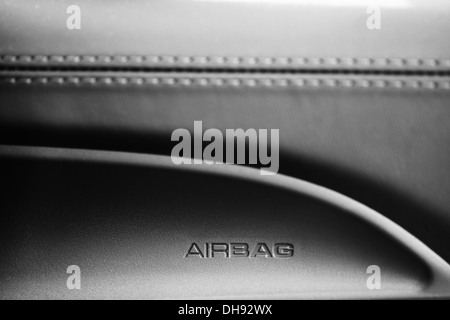 Das Wort steht "Airbag" auf dem Armaturenbrett eines Autos Stockfoto