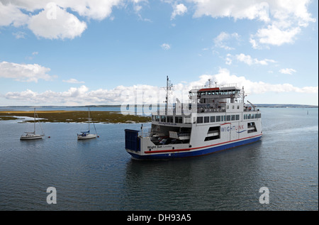 Wight Sonne Fahrzeug und Personenfähre vom Deck der Fähre Wight Licht in Lymington Mündung Hampshire England Stockfoto