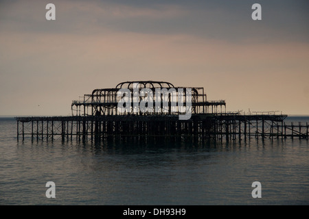 Brighton, UK West Pier in seinem gegenwärtigen Zustand bei Sonnenuntergang. Stockfoto