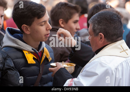 Priester geben, Gläubigen Gemeinschaft Stockfoto
