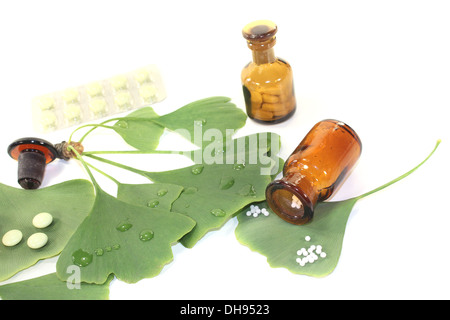 Ginkgo-Blatt mit Pillen und Apotheker Flasche auf hellem Hintergrund Stockfoto