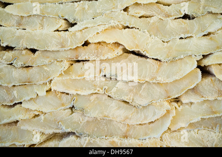 Ein Stapel von getrockneter und gesalzener Kabeljau Filets Stockfoto