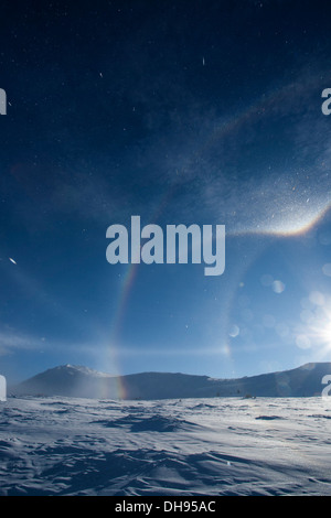 Ungewöhnlich, Wolken und Regenbogen bei windigem Wetter Stockfoto