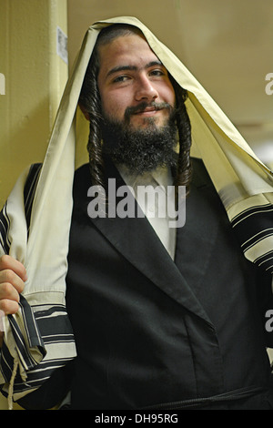 Porträt eines religiösen jüdischen Mannes mit langen Ohr Schlösser tragen einen Gebetsschal Lubawitsch Hauptquartier in Brooklyn, New York Stockfoto